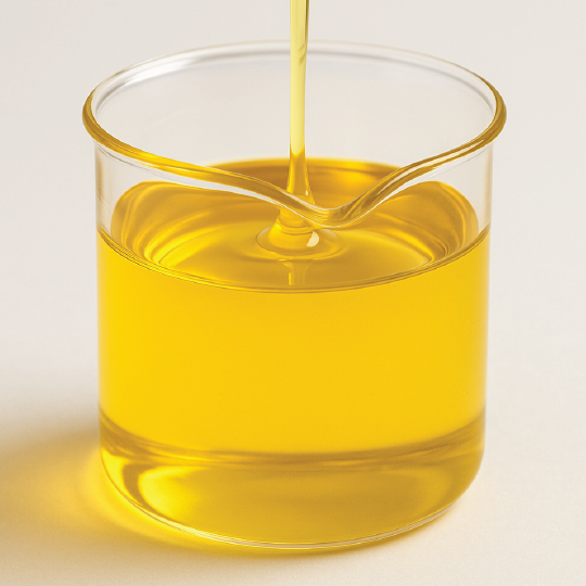 Tween 80 es un emulsionante y solubilizante no iónico, biodegradable y altamente puro, utilizado en alimentos, cosméticos y productos farmacéuticos. Mejora la estabilidad de emulsiones, la biodisponibilidad de activos y garantiza seguridad en contacto con alimentos, cumpliendo estándares técnicos y regulatorios para aplicaciones funcionales, sensibles y de consumo humano directo.